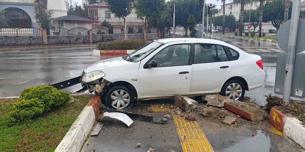 Kavşakta 2 Otomobil Çarpıştı: 3 Yaralı