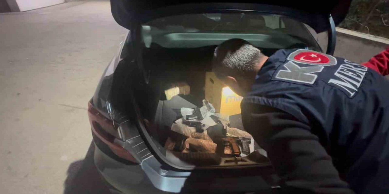 Mersin’de Araçta 40 Tabanca Ele Geçirildi: 2 Gözaltı