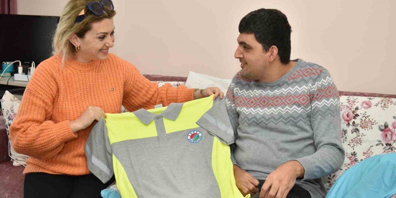 Tek Hayali Olan Park Bahçeler Görevlisi Kıyafetlerine Kavuştu, Dünyalar Onun Oldu