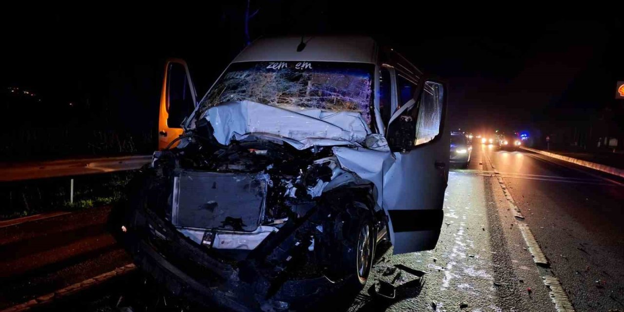 Tur Minibüsü Tıra Arkadan Çarptı: 6 Alman Turist İle Sürücü Yaralandı