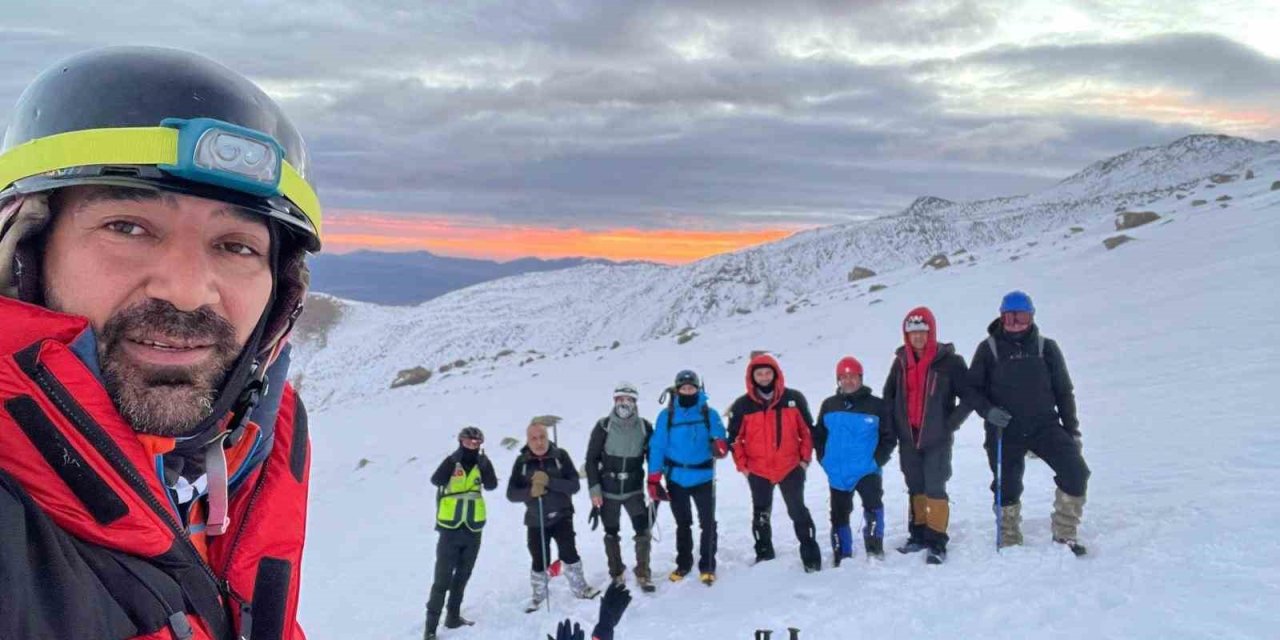 Dağcılar Hayatını Kaybeden Fehmi Efe İçin Tırmandı