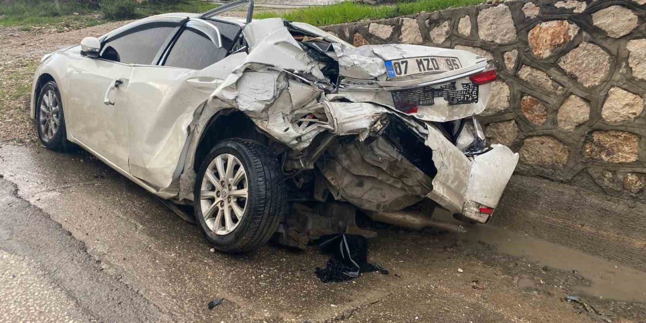 Kontrolden Çıkan Otomobil Park Halindeki Araca Çarptı: 2 Yaralı