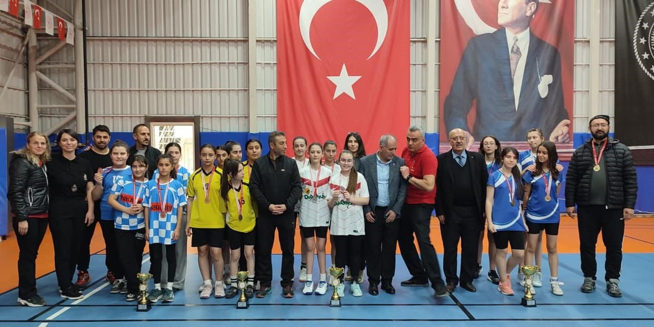 Okul Sporları Badminton Yıldız Kızlar Maçları Sona Erdi