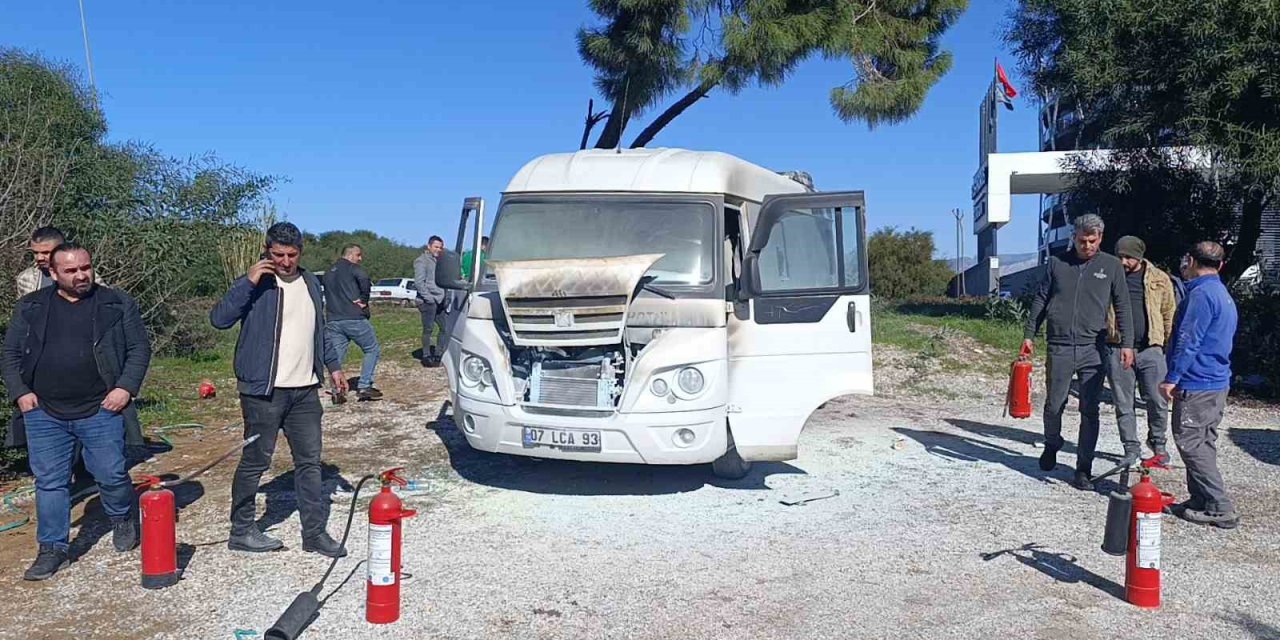 Manavgat’ta Otel Servis Minibüsü Yandı