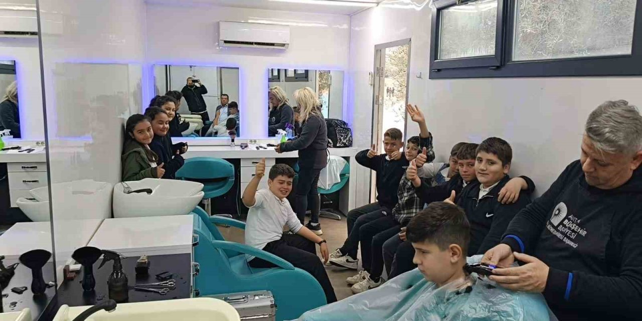 Antalya Büyükşehir’den Taşımalı Mobil Kuaför Tırı Öğrencilerin Hizmetinde