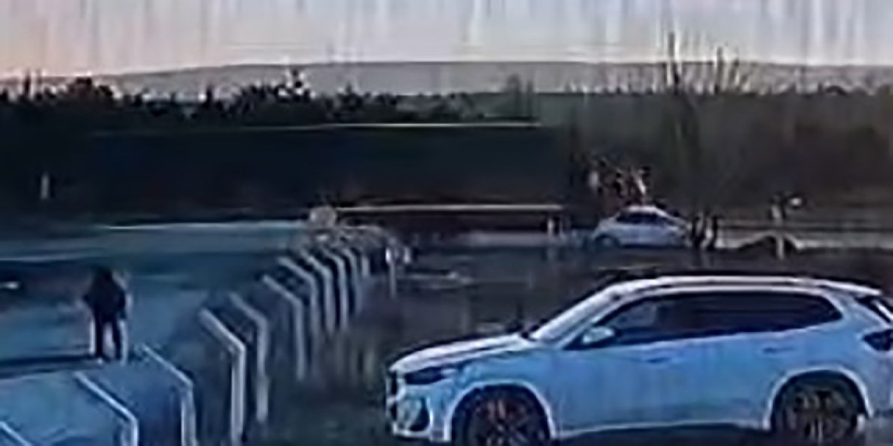 Aracına Kamyon Çarptığını Görünce Ne Yapacağını Şaşırdı