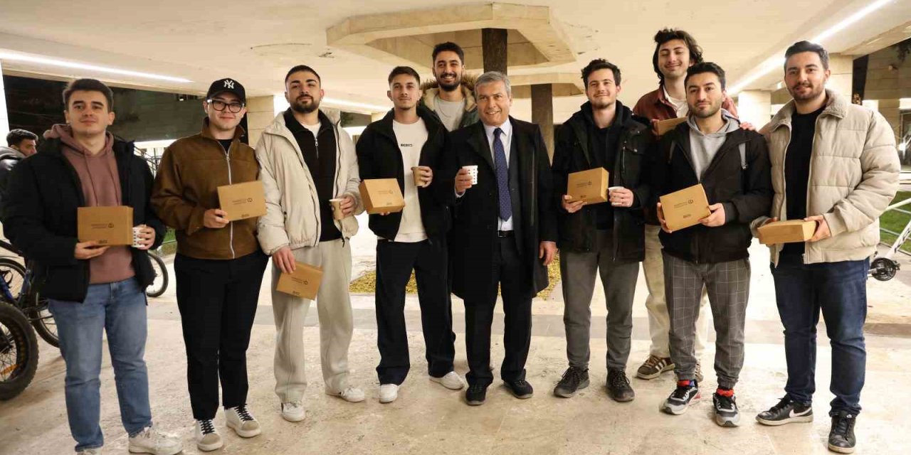 Final Haftasına Hazırlanan Öğrencilere Rektör Adıgüzel’den Çorba, Çay Ve Kahve İkramı