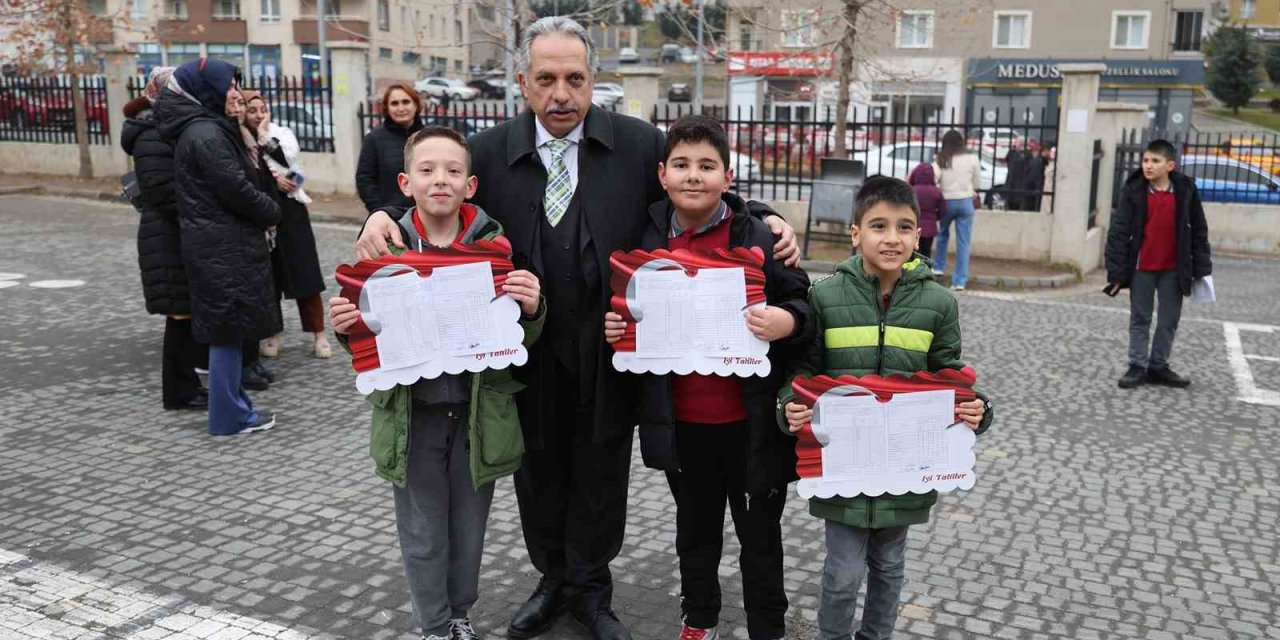 Başkan Yalçın Öğrencilerin Karne Sevincinde