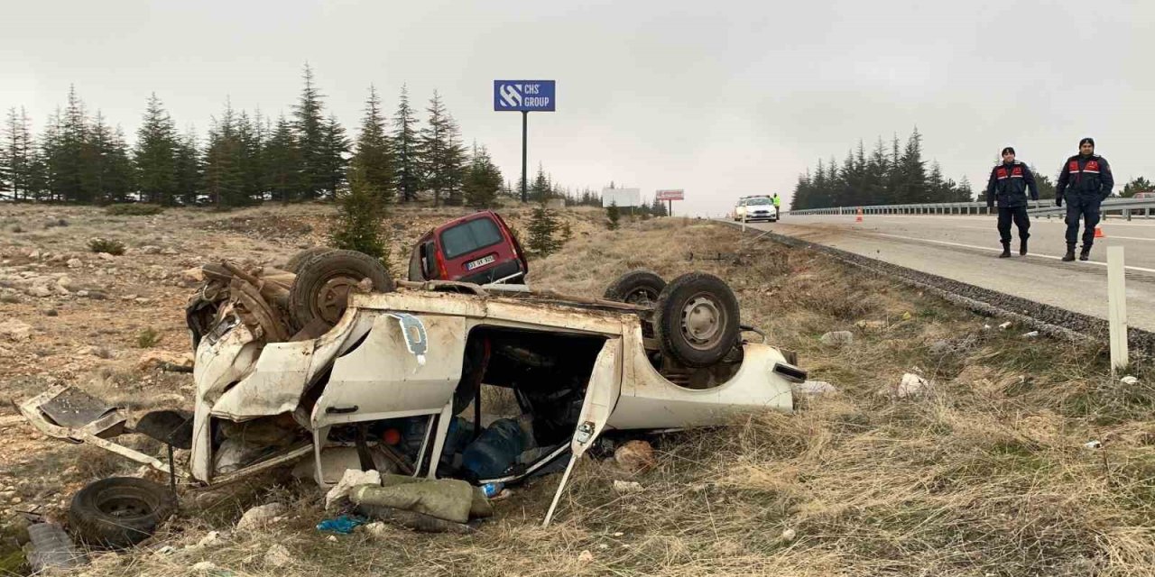 Karaman’da Hafif Ticari Araç Otomobile Arkadan Çarptı: 4 Yaralı