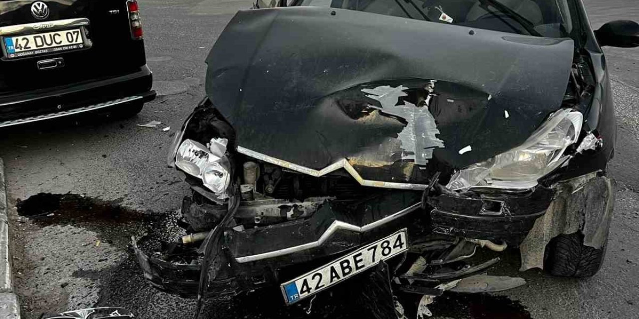 Otomobil İle Hafif Ticari Araç Çarpıştı: 4 Yaralı