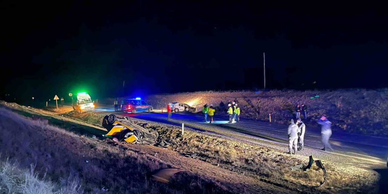 Eskişehir’de İki Araç Kafa Kafaya Çarpıştı: 1 Ölü, 5 Yaralı