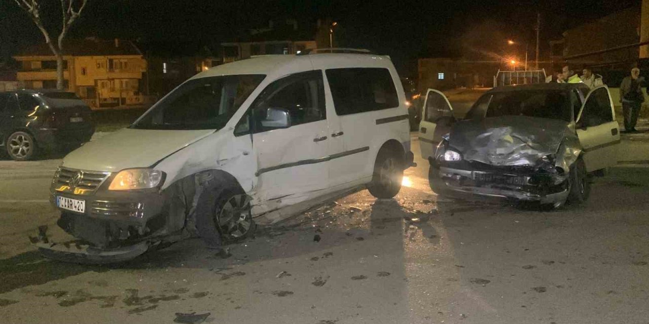 Karaman’da Hafif Ticari Araçla Otomobil Çarpıştı: 3 Yaralı