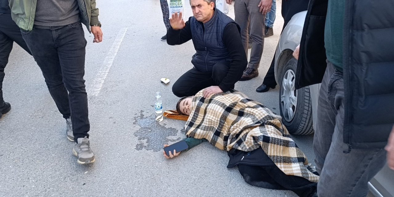 Kaza Yapan Çocuğa, Üşümesin Diye İşyerinden Getirdikleri Battaniyeyi Örttüler