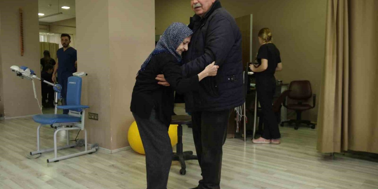 54 Yıllık Eşini Yürütmek İçin Aylarca Kucağında Taşıdı