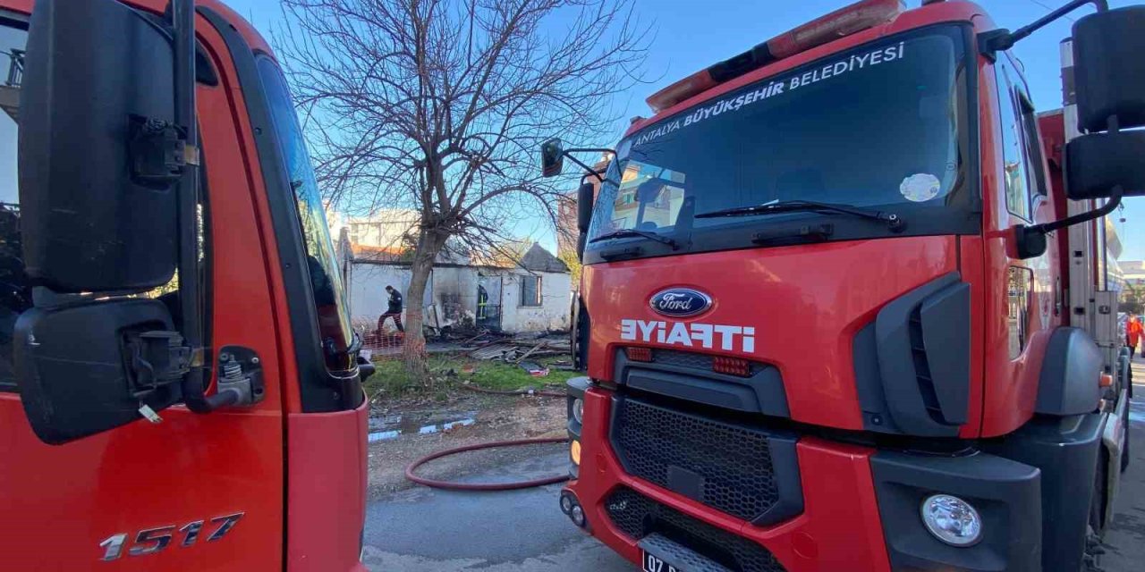 Antalya’da  Ev Alev Alev Yandı, Dumanlar Gökyüzünü Kapladı