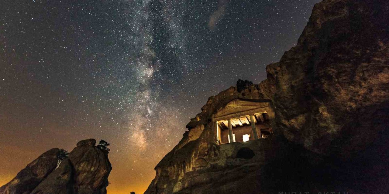 Gerdekkaya Ve Yazılıkaya Anıtları Samanyolu Manzarası İle Aynı Karede Buluştu