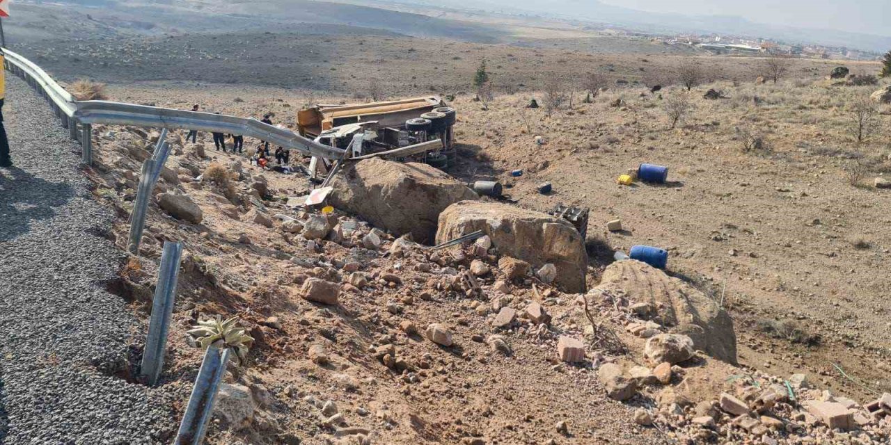 Niğde’de Kamyon Devrildi: 1 Ölü, 1 Yaralı
