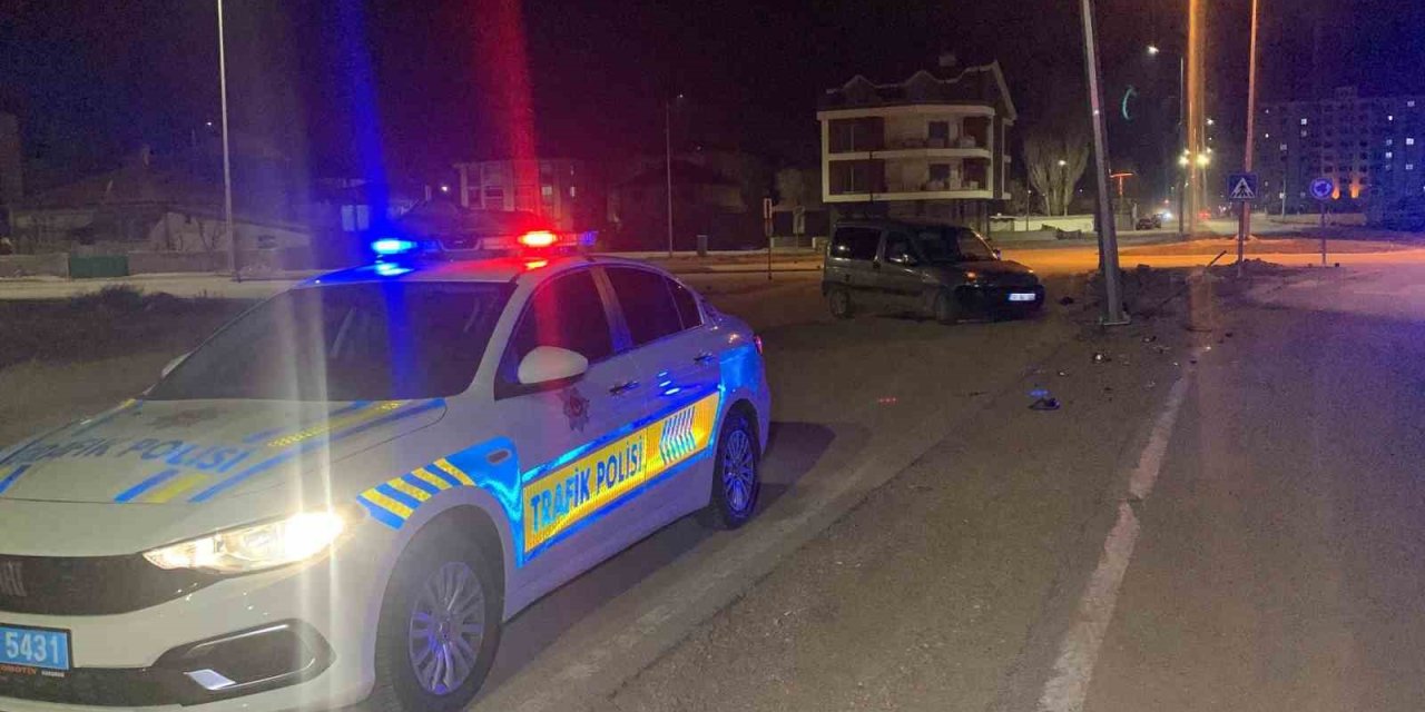 Kontrolden Çıkan Hafif Ticari Araç, Aydınlatma Direğine Çarptı