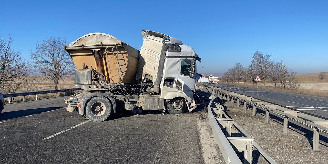 Konya’da Tırlar Çarpıştı: 1 Yaralı