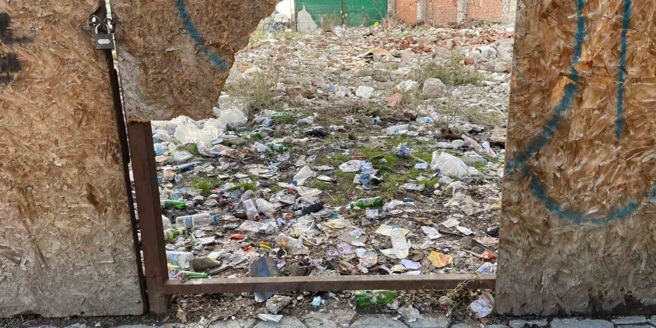 Duyarsız Vatandaşlar Araziyi Çöplüğe Çevirdi