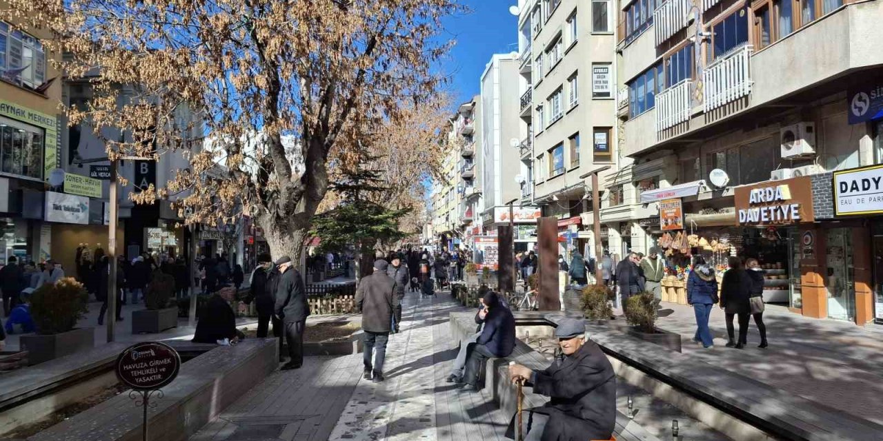 Güneşli Havayı Fırsat Bilen Vatandaşlar Kent Merkezinde Yoğunluk Oluşturdu