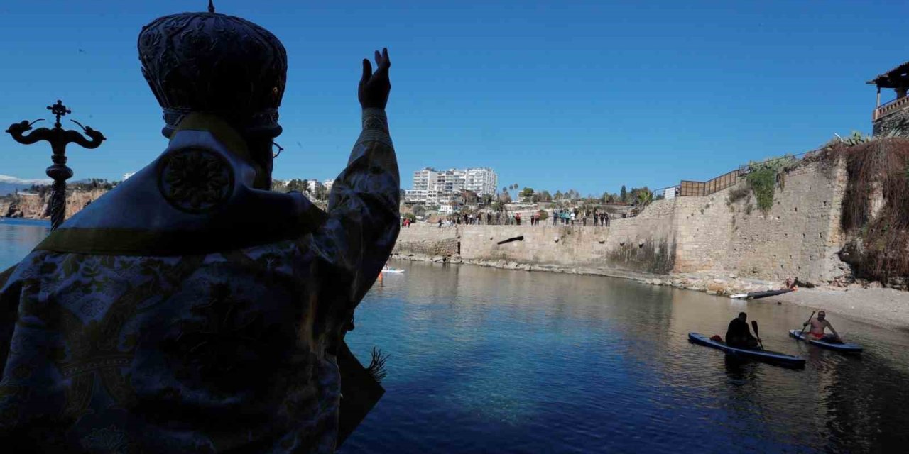 Antalya’da Denizden Haç Çıkarma Töreni Yapıldı
