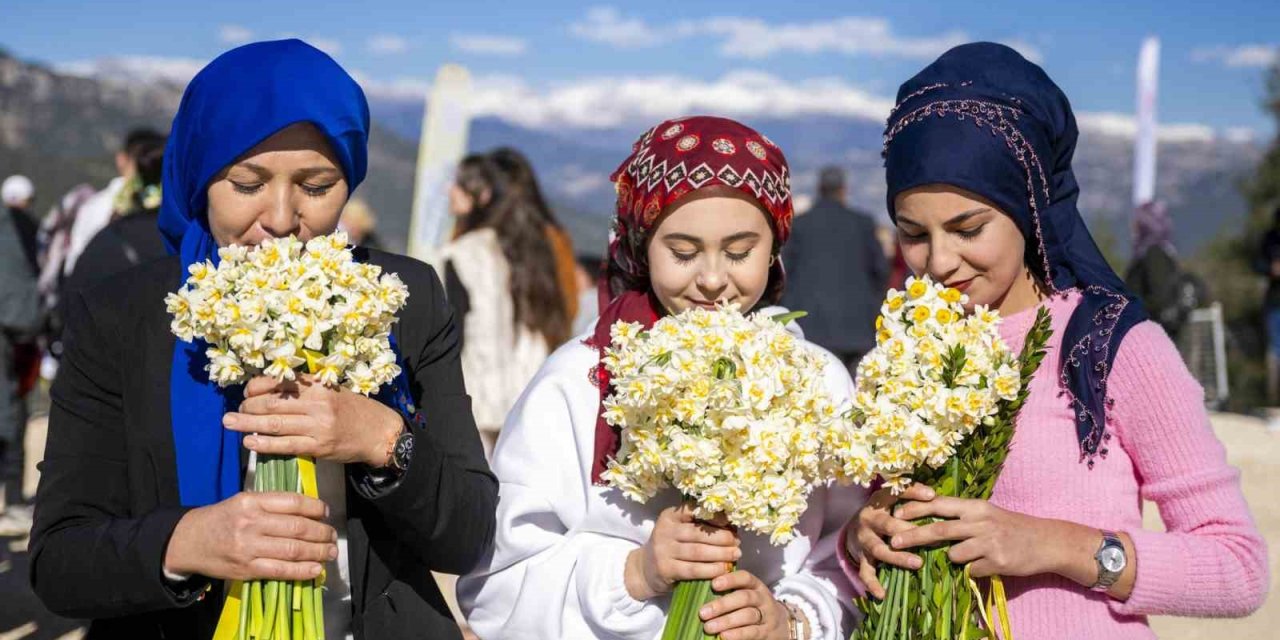 Mersin’de 3. Nergis Şenliği Düzenlendi