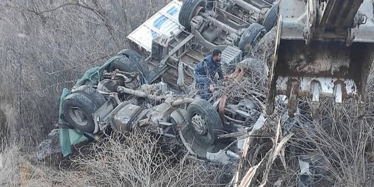 Kamyon Şarampole Yuvarlandı