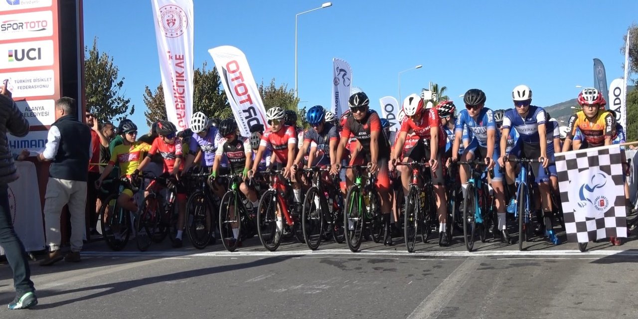 Alanya’da Türkiye Bisiklet Kupası 1. Etap Puanlı Yol Yarışı Başladı