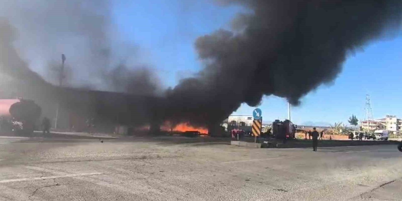 Yaş Sebze Ve Meyve Deposunda Plastik Kasalar Alev Alev Yandı