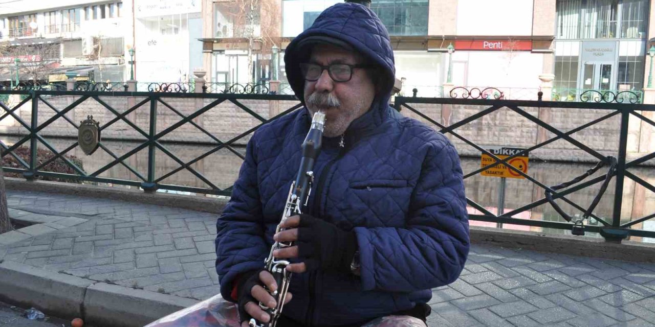 Soğuk, Kar, Yağmur Demeden Yıllardır Sokakta Sanatını İcra Ediyor