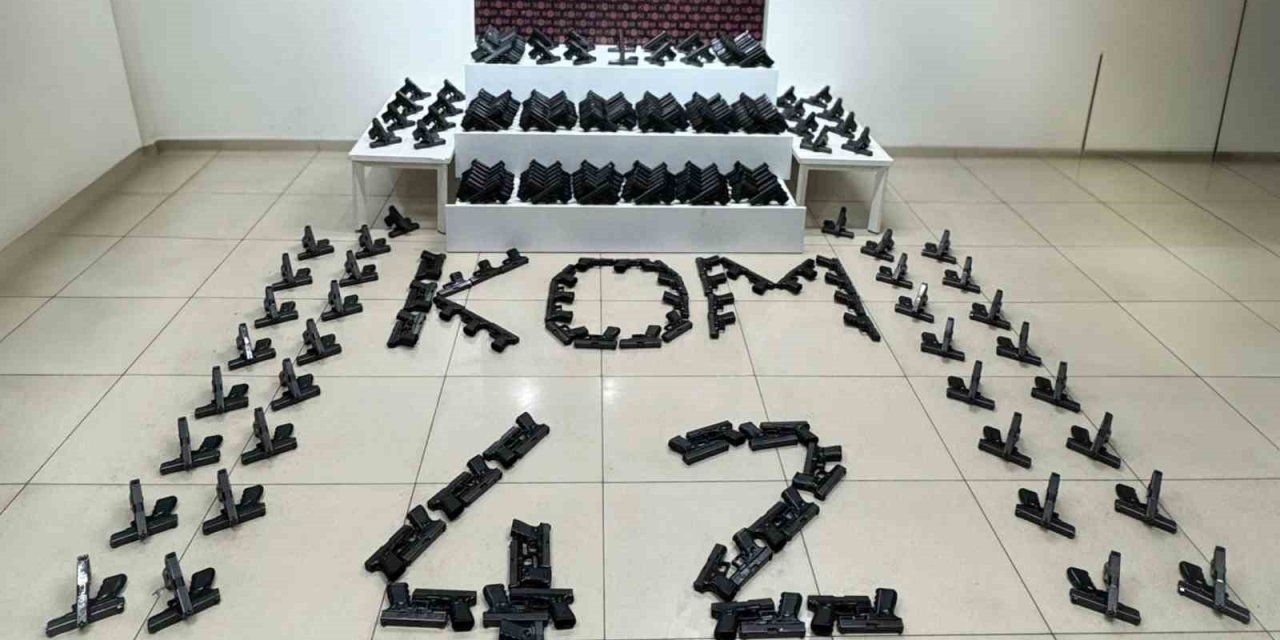 Evinden 400 Tabanca Çıkan Baba Ve Oğul Tutuklandı