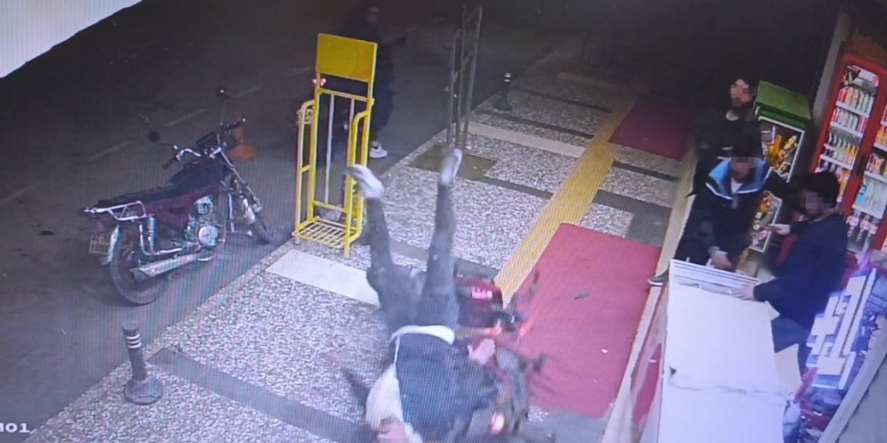 Böyle Kavga Görülmedi: Kaldırımdaki Grubun Arasına Motosikletle Daldı