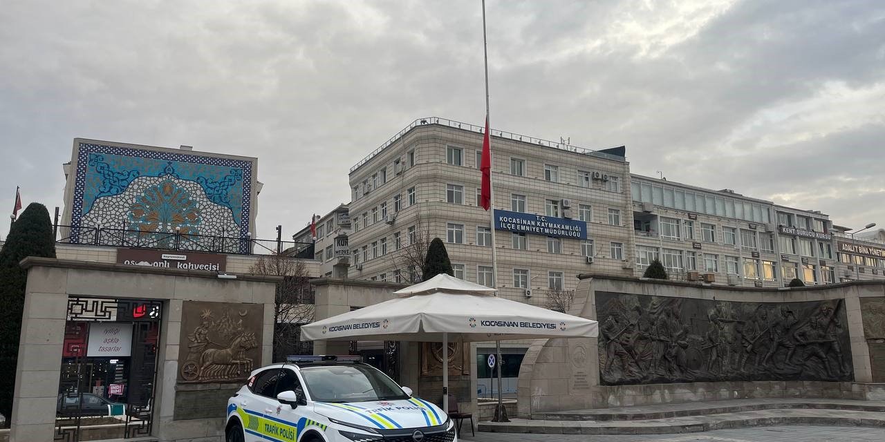 Kentlerde Bayraklar Yarıya İndirildi