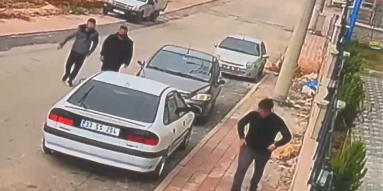 Otomobille Gelip Elektrikli Bisiklet Çaldılar: O Anlar Kamerada