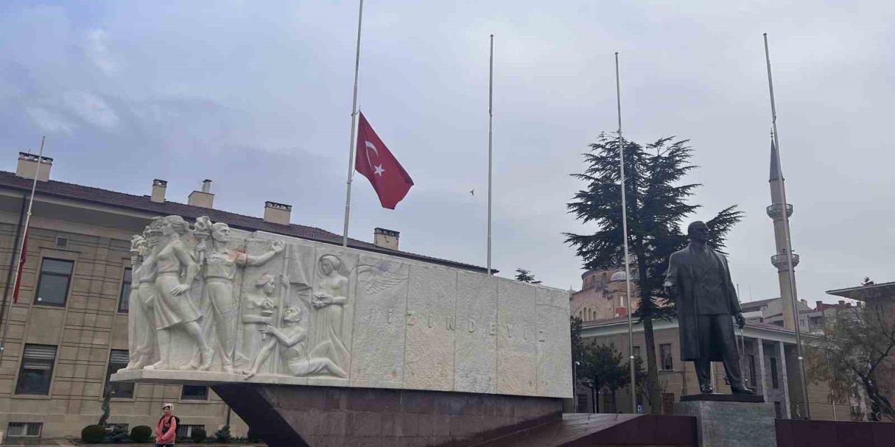 Eskişehir’de Bayraklar Yarıya İndirildi