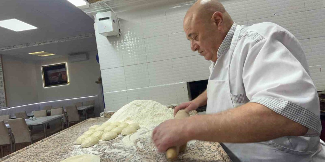 Babasından Öğrendiği Pideciliği 35 Yıldır Geleneksel Usullerle Sürdürüyor