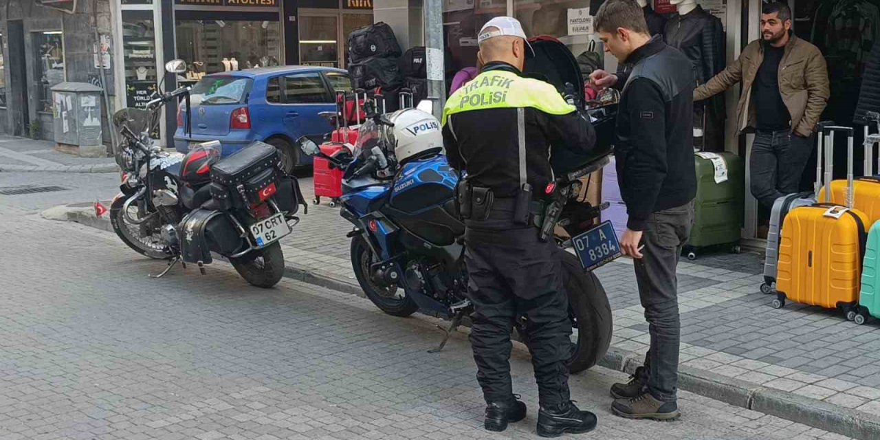 Abartılı Egzozla Cadde Turuna 9 Bin 267 Tl Ceza