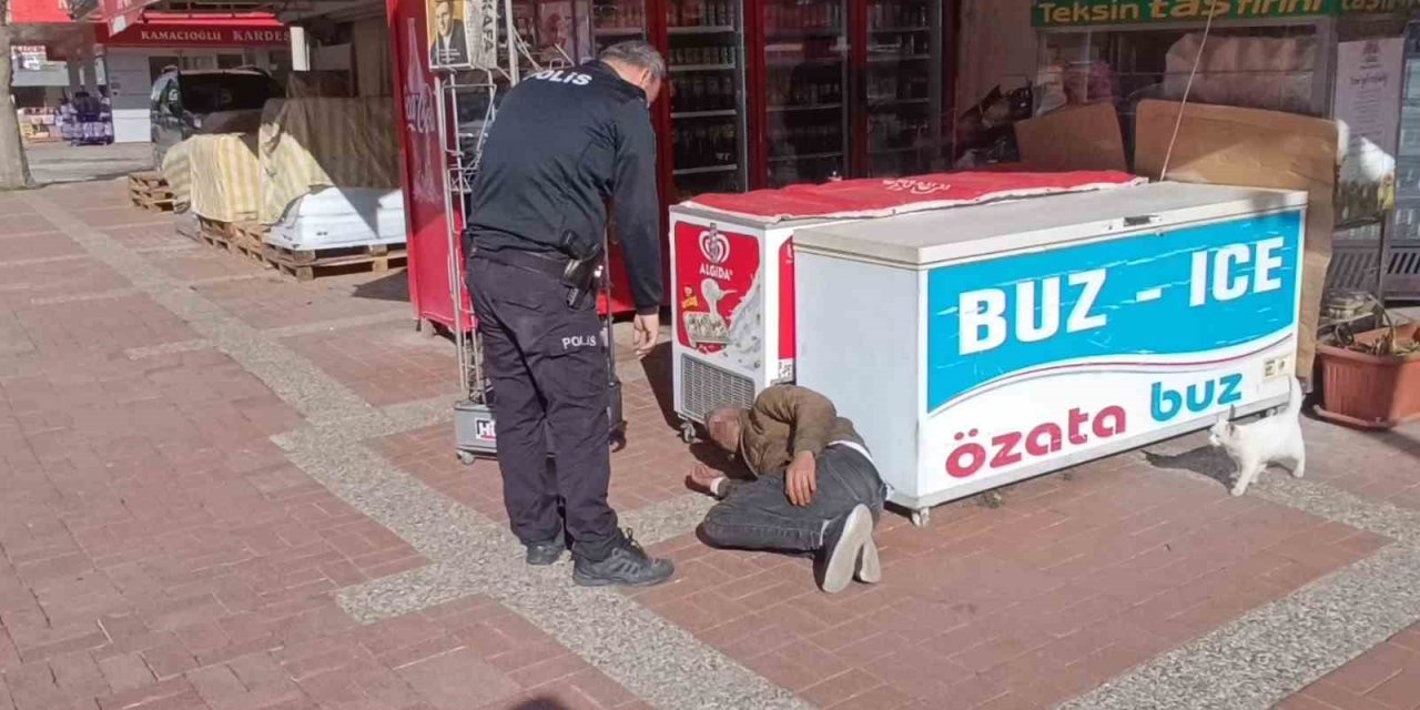 Alkolün Etkisiyle Kaldırımda Sızdı, Ekipler Yerinden Kaldırmakta Zorlandı