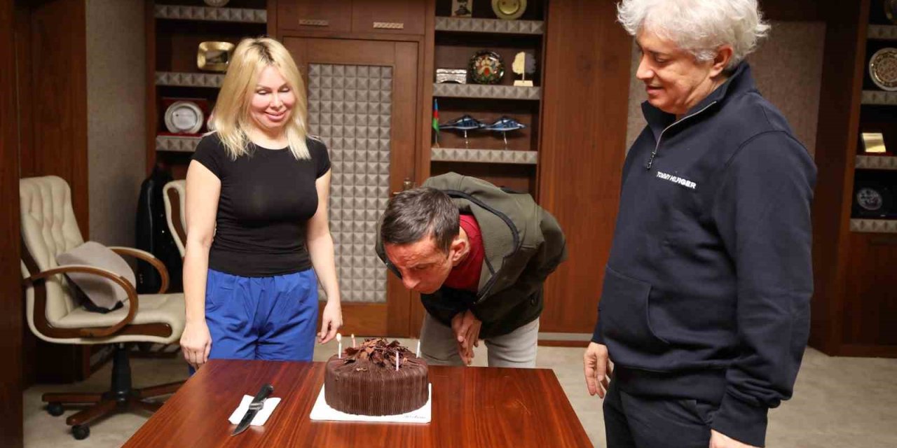 Türkiye’nin İlk Yüz Nakilli Hastası Uğur Acar, 13’üncü Yılını Pasta Keserek Kutladı