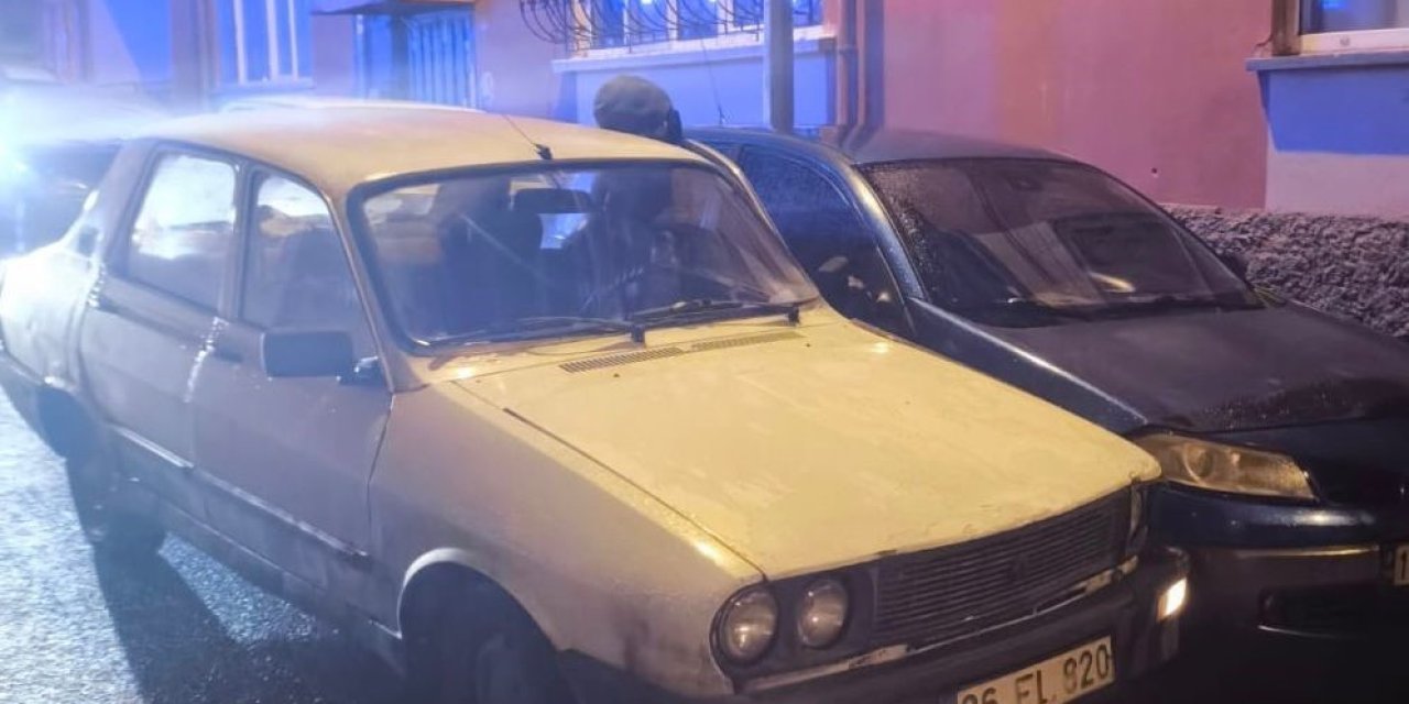 İttiği Otomobili İle Park Halindeki Aracın Arasında Kalan Adam Hayatını Kaybetti