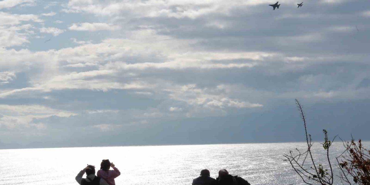 Solotürk’ten Antalya Semalarında Deniz Üstü Eğitim Uçuşu