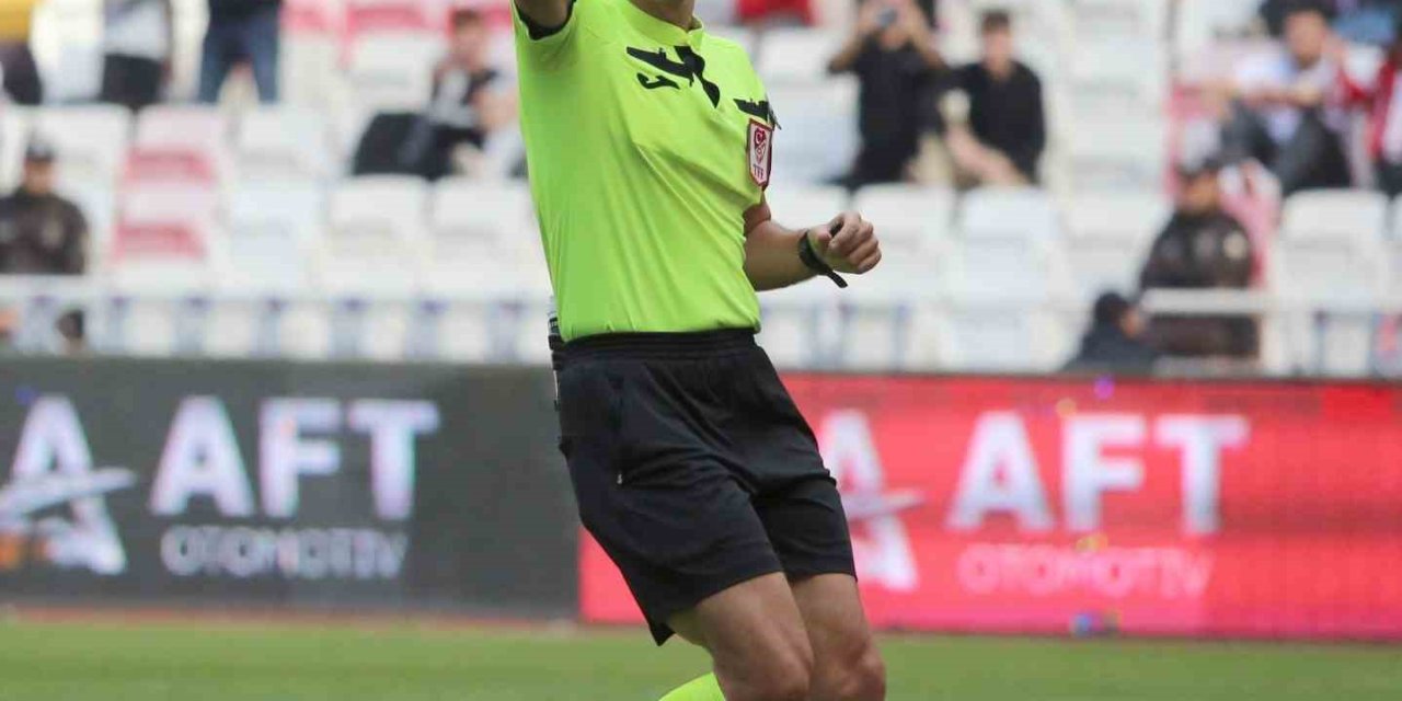 Sivasspor - Kayserispor Maçını Burak Pakkan Yönetecek