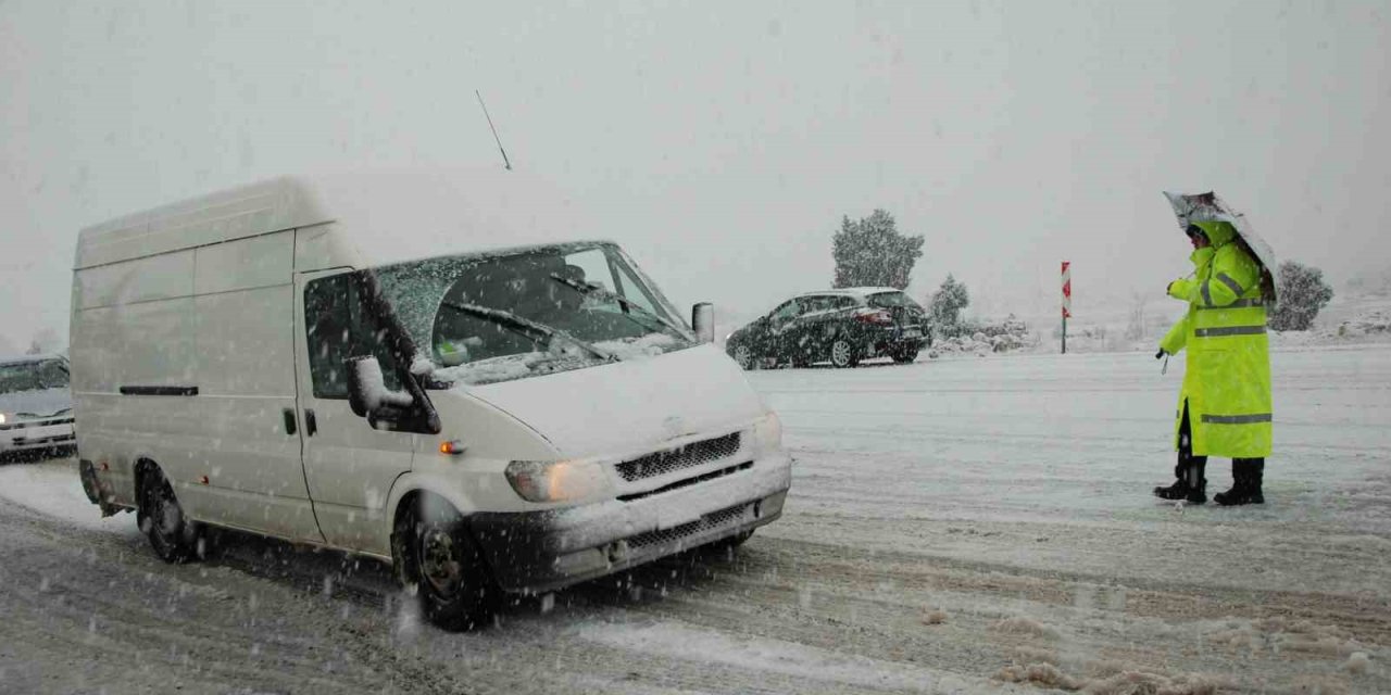 Akseki-seydişehir Karayolu Yoğun Kar Nedeniyle Tır Geçişine Kapatıldı