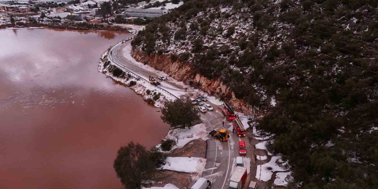 Körfez Çamur Rengine Döndü, Dolu Yağışı Seralara Zarar Verdi