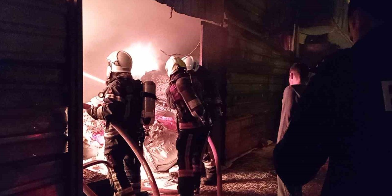 Evlerin Arasındaki Depo Yangını Korkuttu