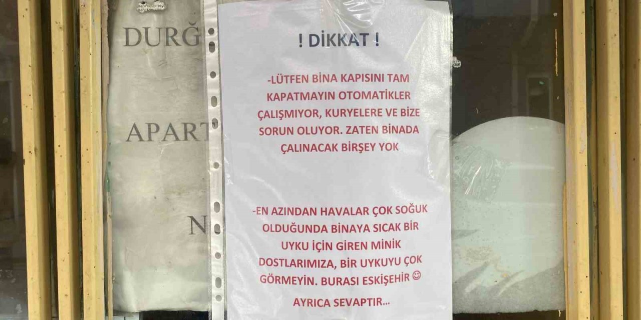 Apartman Kapısına Yapıştırılan İlginç Yazı Dikkat Çekti