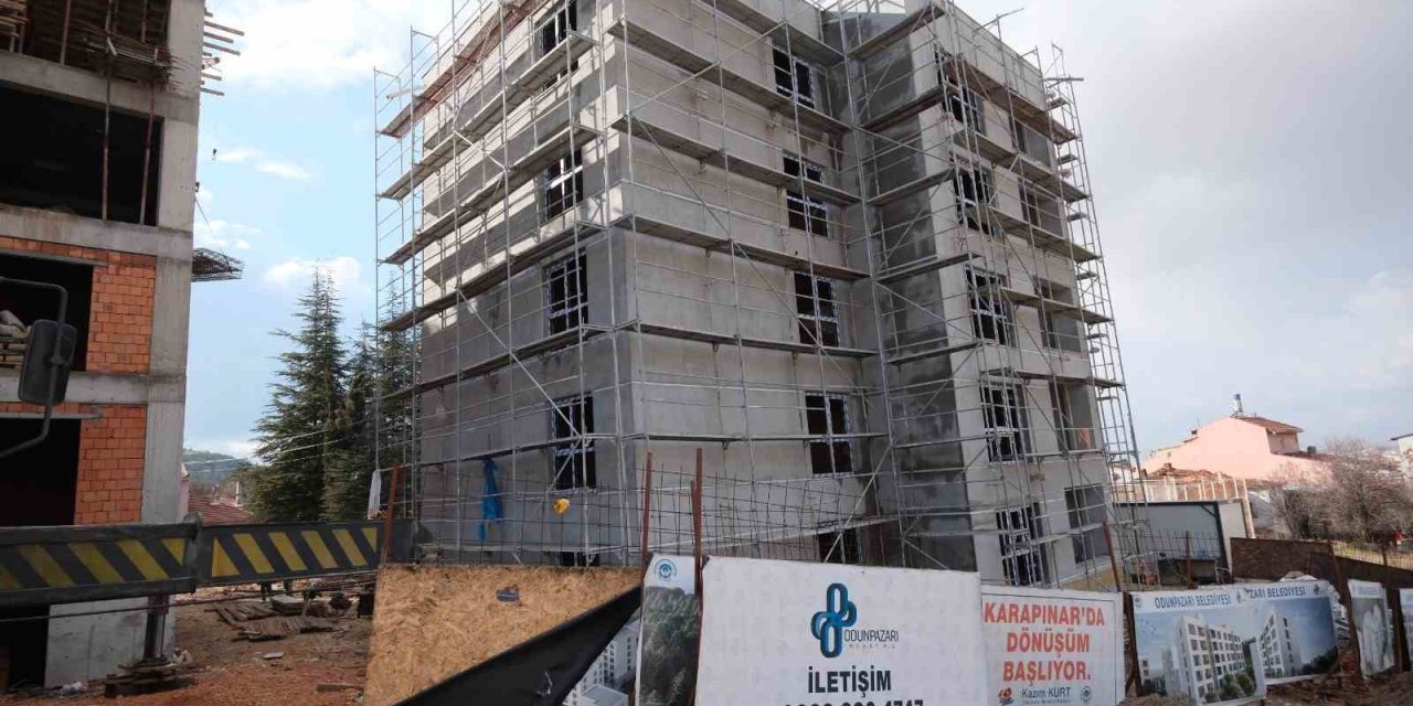 Başkan Kurt’tan Karapınar Kentsel Dönüşüm Projesi’nde 6 Daire Sahibine Tapu Teslimi