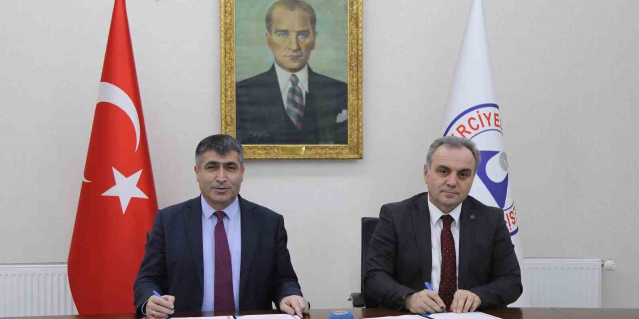 Erü Ve Nevşehir Hacı Bektaş Veli Üniversitesi Arasında Eğitim İşbirliği Protokolü İmzalandı