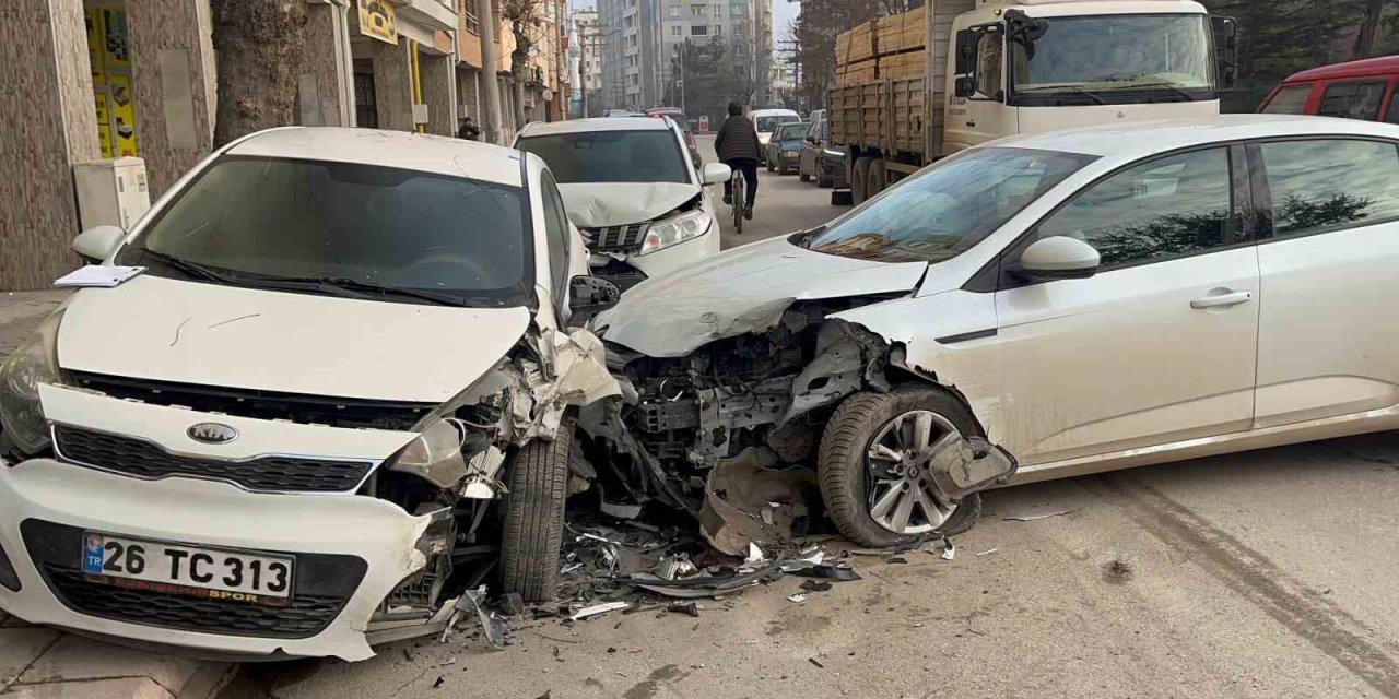 Kontrolden Çıkan Araç, Park Halindeki 2 Otomobile Çarptı